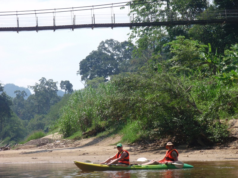kajakken op de Sarawak rivier