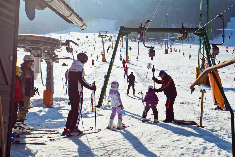 Skién met kinderen in Kranjska Gora
