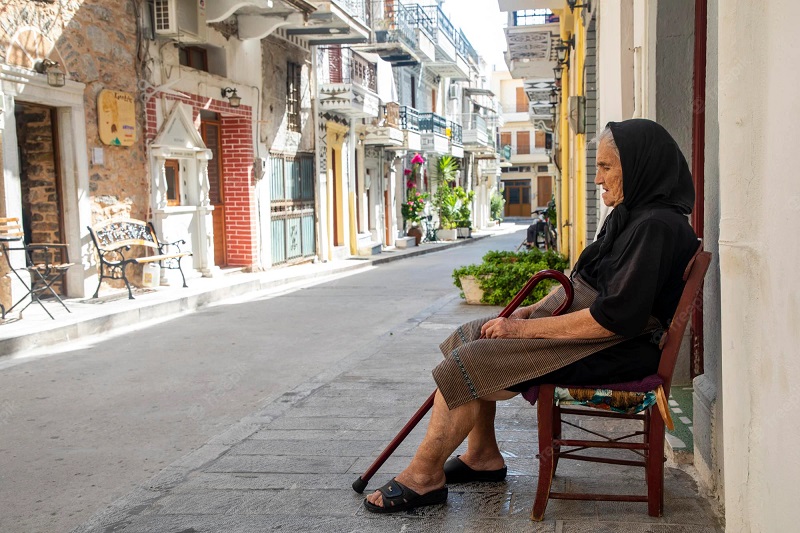 Griekenland oudere dame op straat