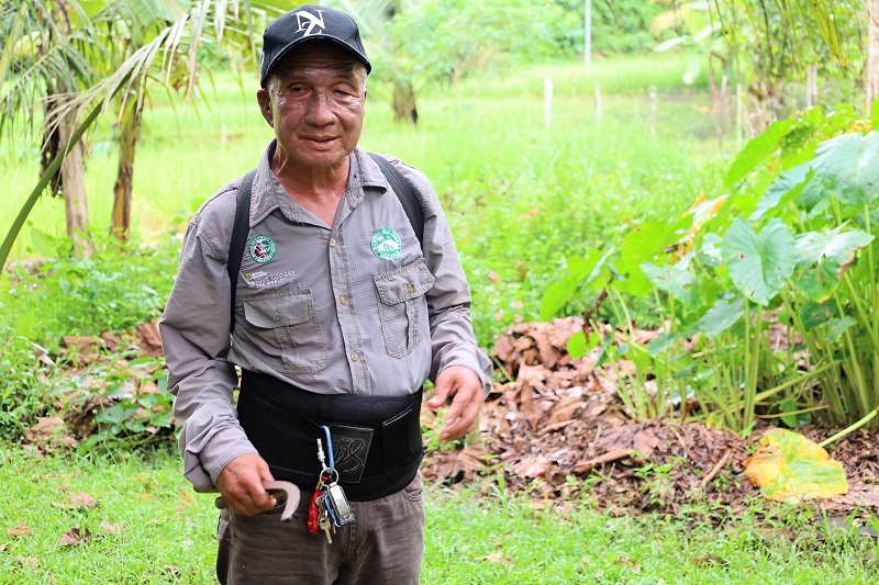 Ranger Sabah vertelt over de natuur en rubber winning