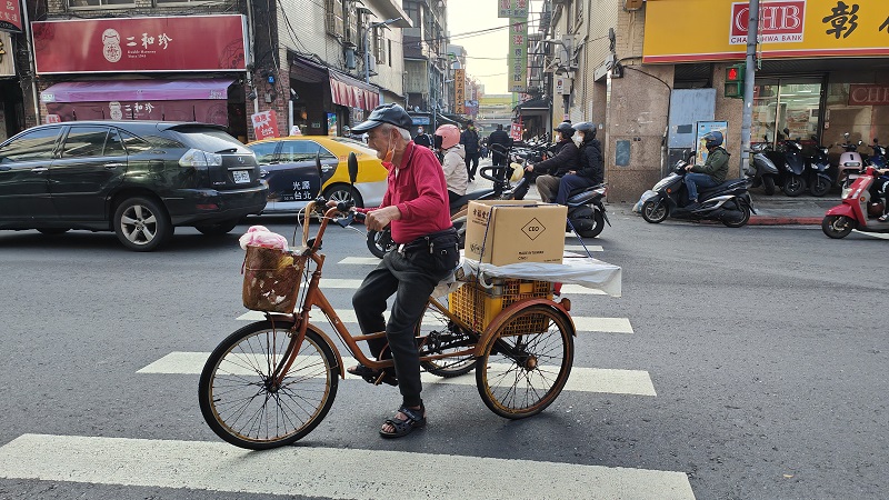 Oude man fietsen in Taipei Taiwan