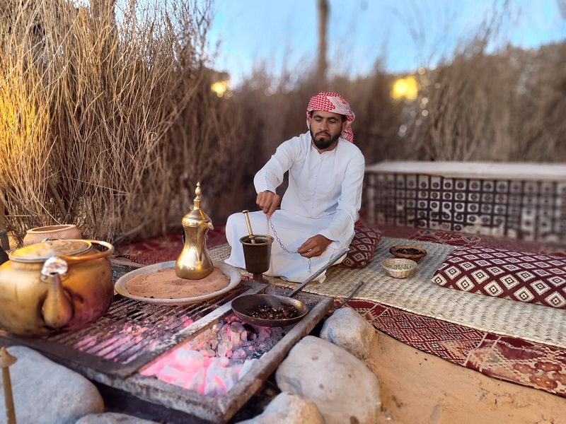 Bedoeidenkamp Dubai koffie zetten