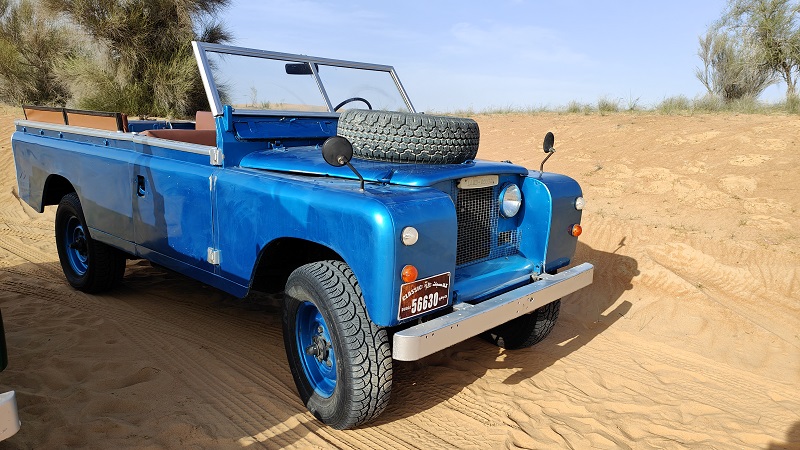 Dubai woestijnsafari blauwe vintage Land Rover