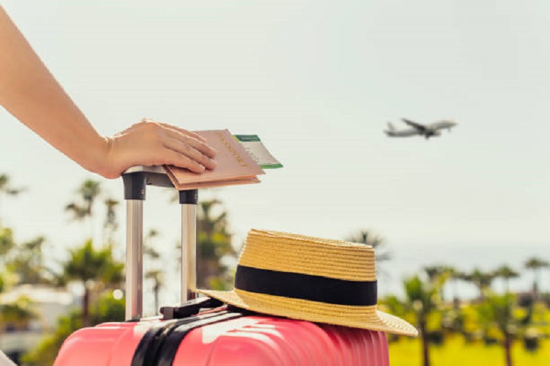 Vakantiegevoel thuis koffer paspoort vliegtuig hoed