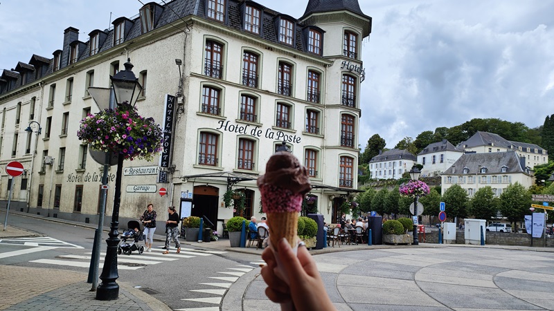 Hotel de la Poste met ijsje