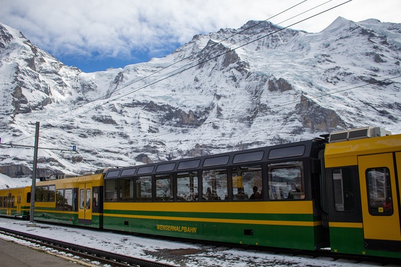 Wintersport per trein Wengener Alpbahn Zwitserland