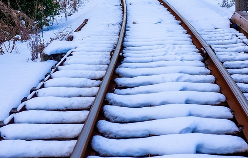 sneeuw op rails spoorlijn