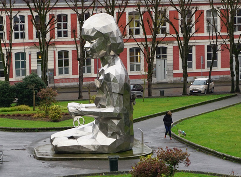 België Wallonië Bergen Lucie et les Papillons standbeeld meisje met schaar