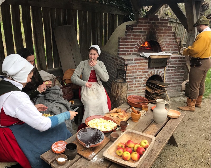 Kennismaken met de bewoners van het preHistorisch Dorp in Eindhoven Brabant Nederland