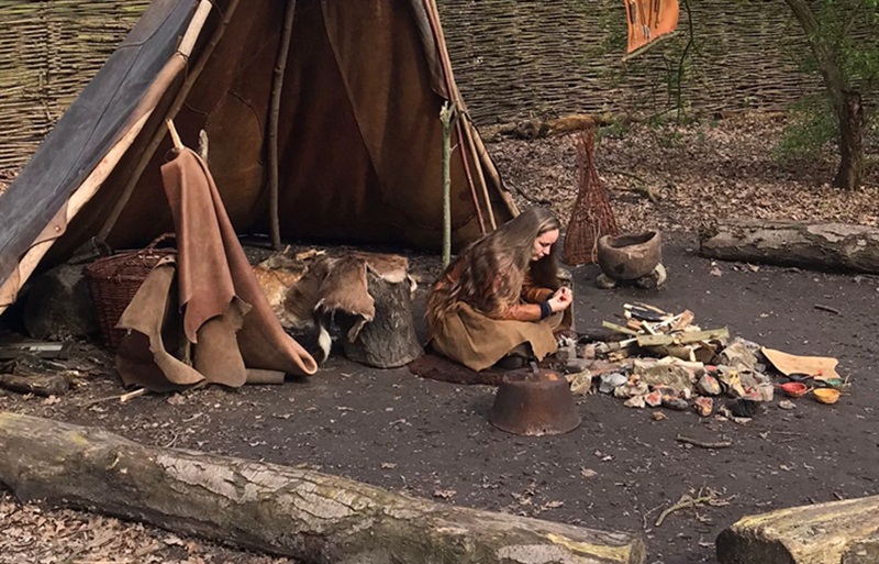 prehistorisch dorp eindhoven meisje voor tent
