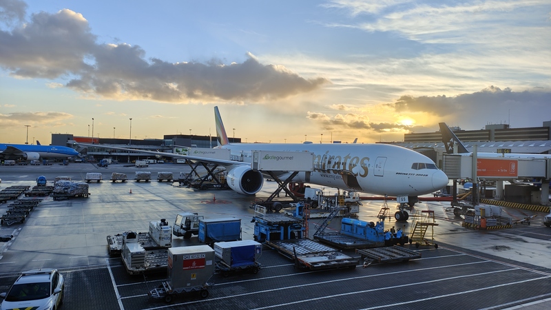  Emirates vliegtuig toestel Amsterdam airport Schiphol