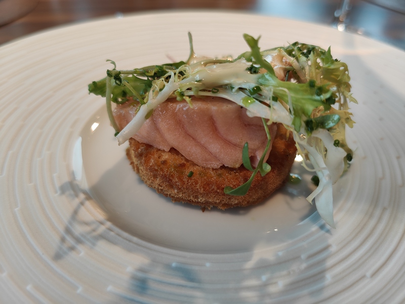 gerookte Schotse zalm op briochetoast, geserveerd met een kwartelei, waterkers en een romige Hollandaisesaus