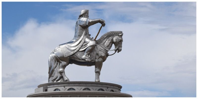 Trans Mongolië Express Moskou Beijing Khan standbeeld