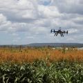 Drone op reis boven veld